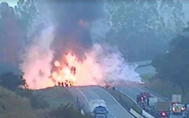 Carreta tomba, mata motorista e provoca incêndio em Minas Gerais
