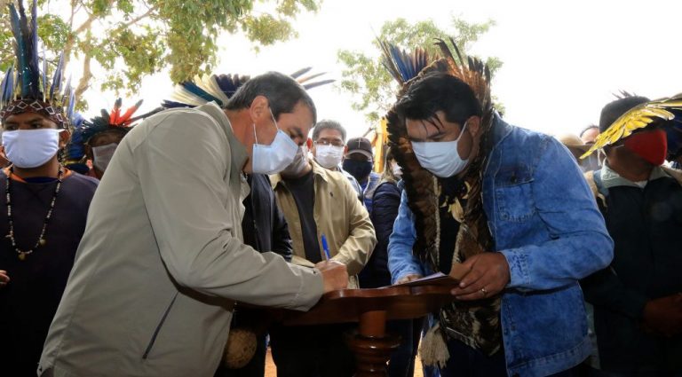 Povo terena da Terra Indígena Taunay-Ipegue conquista asfalto após 40 anos de luta