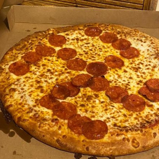 Jovens são demitidos após preparar pizza com desenho de suástica