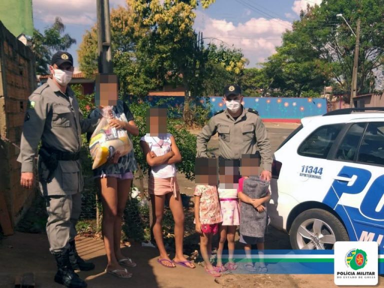 Batalhão de Terminal faz entrega de cestas básicas e cobertores no Setor Itamaracá, Região Noroeste de Goiânia