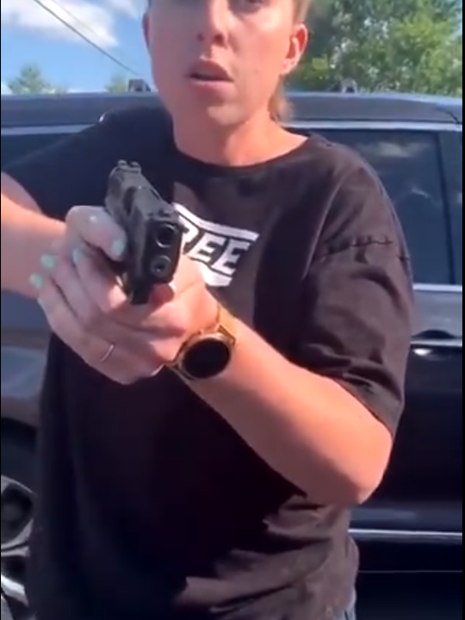 Mulher branca presa por puxar a arma contra mulher negra e sua filha