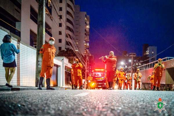 CBMCE celebra Dia do Bombeiro com homenagem da banda de música