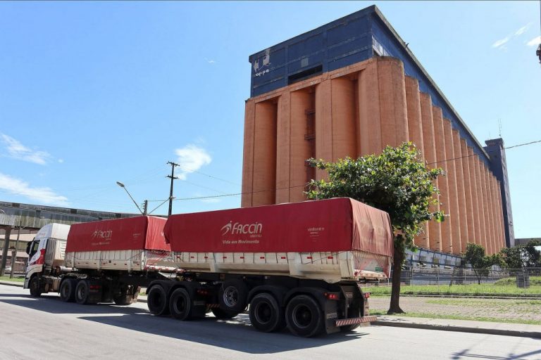 Silos públicos do Porto  de Paranaguá têm   desempenho recorde