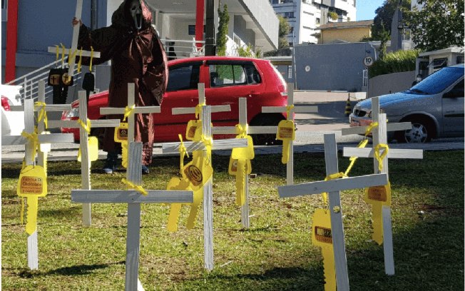 Manifestação: donos de bar pedem reabertura em frente à hospital com UTI lotada