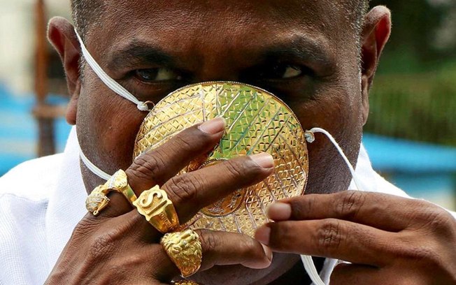 Homem manda fabricar máscara de ouro para usar na pandemia