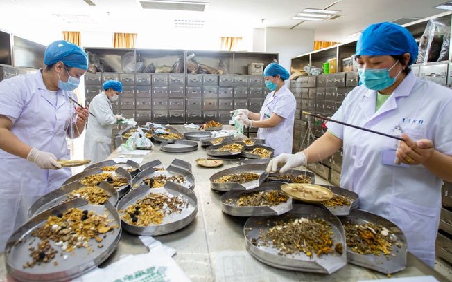 Como a China está impulsionando sua questionada medicina tradicional na pandemia