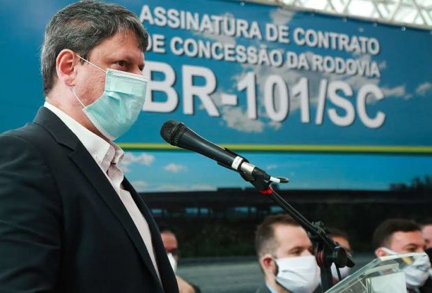 Em Jaguaruna, ministro da Infraestrutura assina contrato de concessão do trecho Sul da BR-101