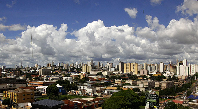 Tempo parcialmente nublado e máxima de 34°C