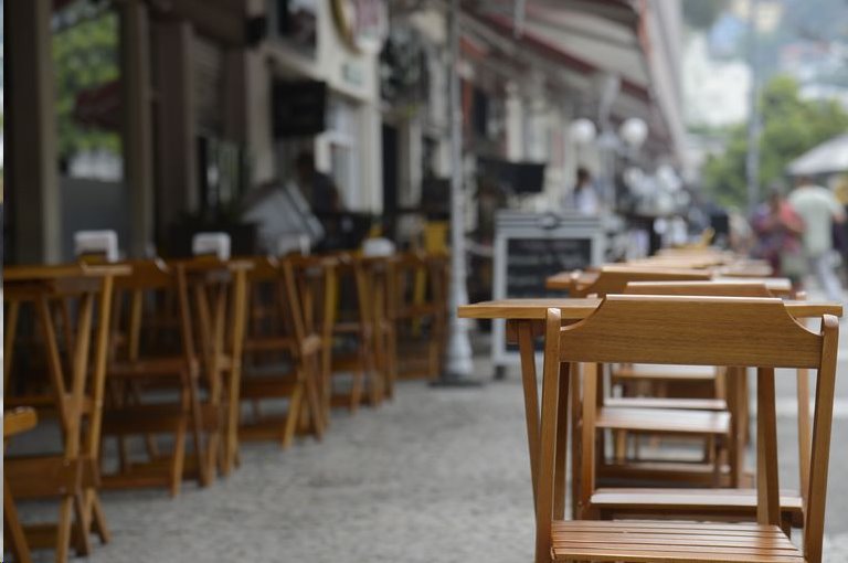 “Reabrir é suicídio, falência”: donos de bares que decidiram continuar fechados