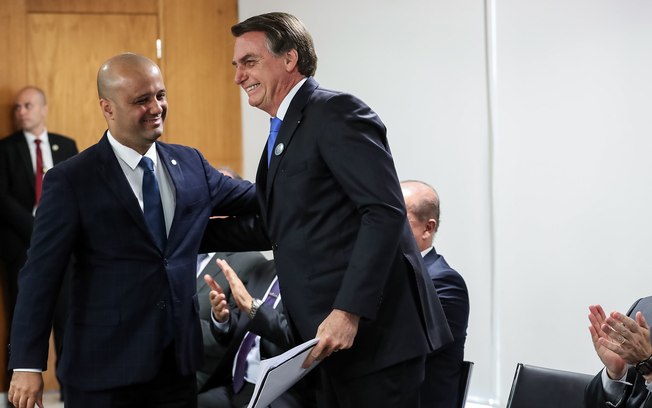 Bolsonaro sonda Major Vitor Hugo para Ministério da Educação