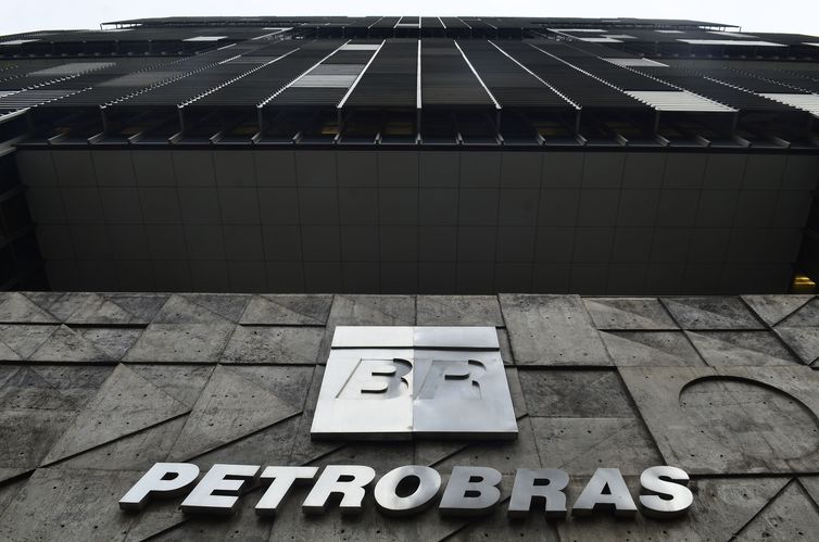 Petrobras anuncia reajuste de 5% para a gasolina nas refinarias