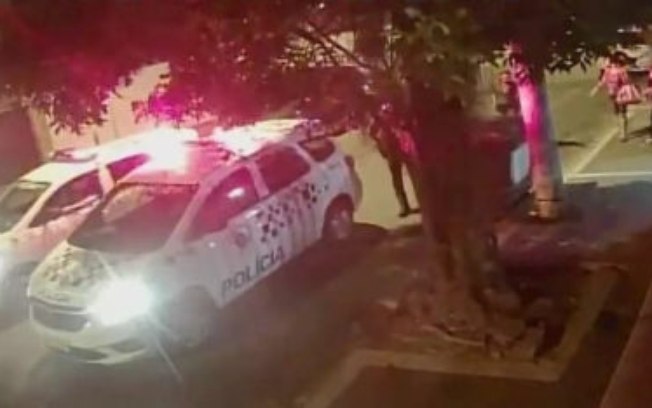 Mulher é presa após lutar com policiais em abordagem por festa