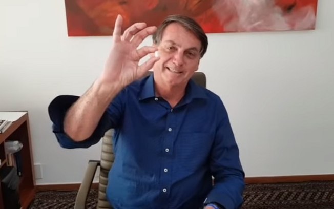 Com rouquidão, Bolsonaro divulga vídeo tomando hidroxicloroquina; assista