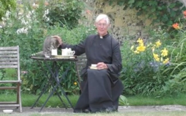 Gato rouba a cena tomando leite de padre durante missa online