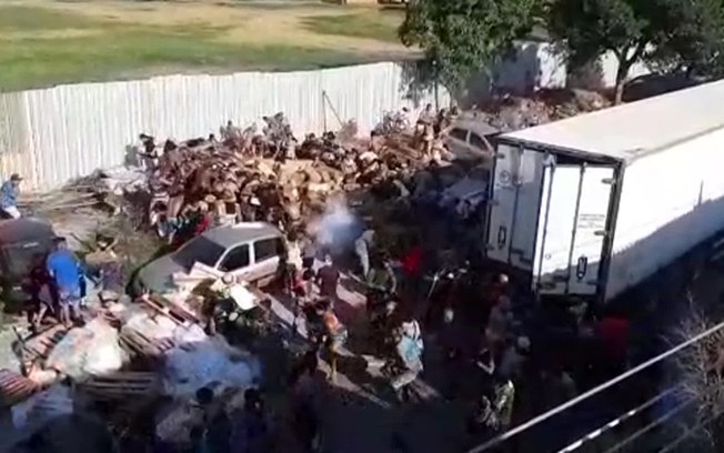 Caminhão de carne é saqueado após ser levado para comunidade do Rio; assista