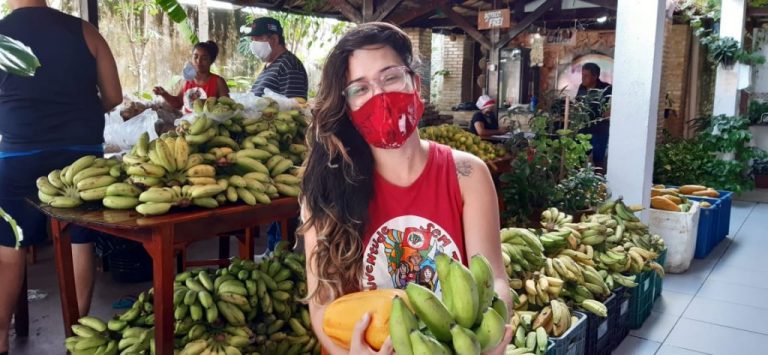 Compras da agricultura familiar geram economia na cidade e solidariedade no campo