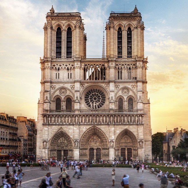 Macron quer reconstruir Notre-Dame como era antes de incêndio