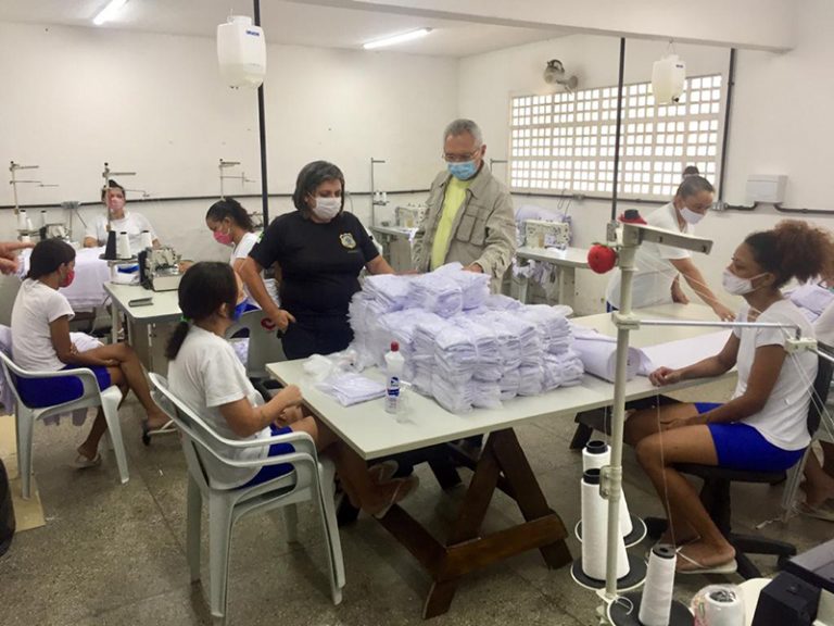 Internas da João Chaves produzem uniformes para o sistema prisional