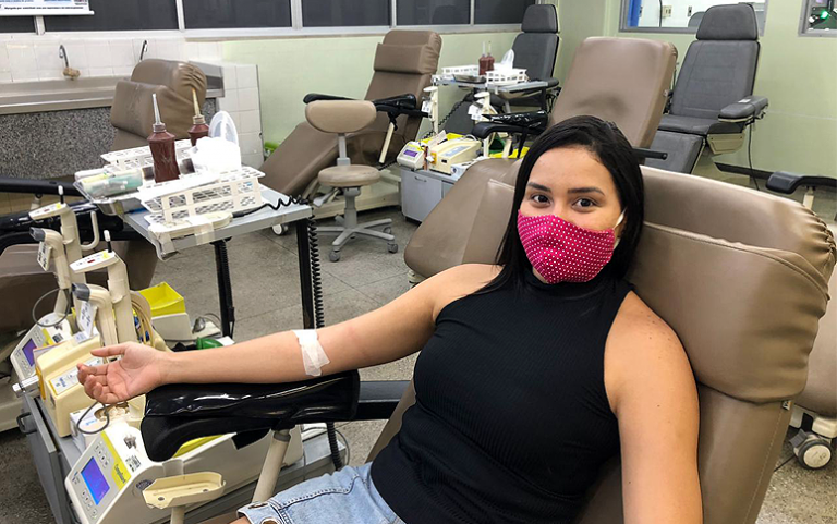 Com ajuda de doadores, Hemoce mantém estoque de bolsas de sangue durante pandemia