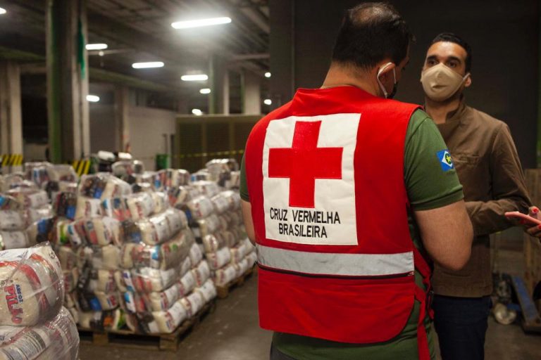 Governo do Estado entrega duas mil cestas básicas e cobertores à Cruz Vermelha Brasileira MT