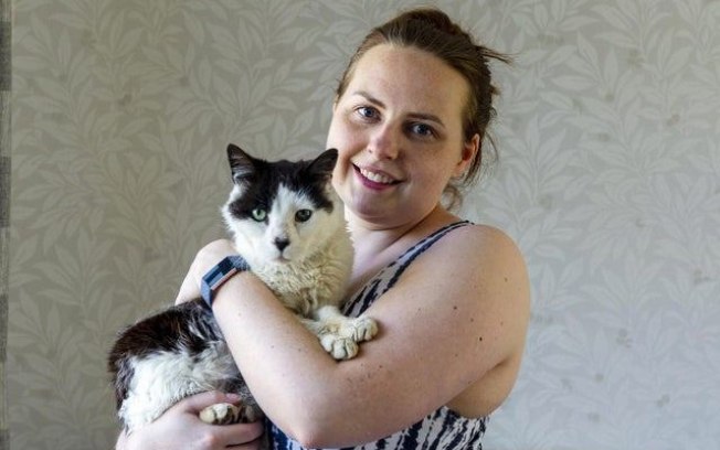 Emocionante! Mulher encontra seu gato 12 anos após sumiço do pet