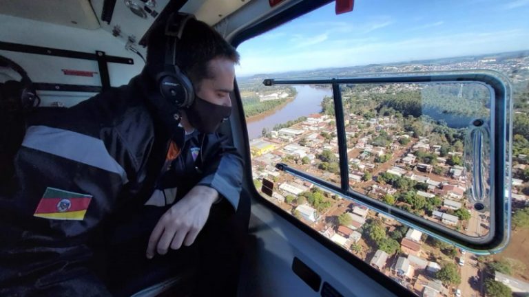 Leite sobrevoa regiões alagadas e visita desalojados em Lajeado