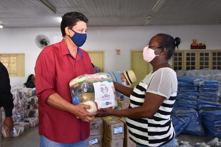 Associações de bairros da região do Coxipó recebem cestas e cobertores