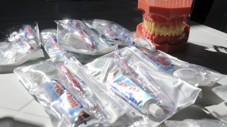Saúde bucal: abrigados no Autódromo ganham kits de higiene