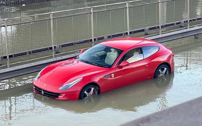 Enchente deixa Ferrari FF debaixo da água em Londres