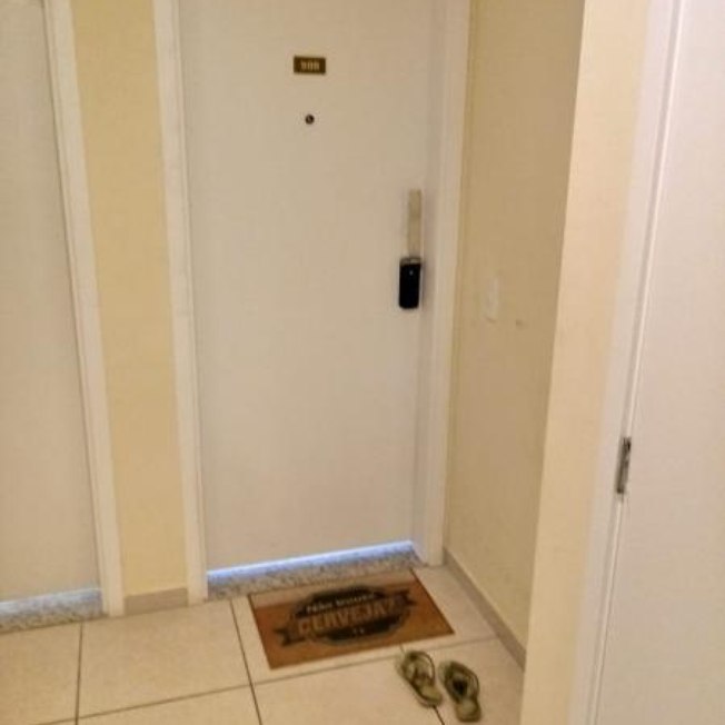 Prisão domiciliar de Queiroz e esposa tem ‘piada’ para convidados na porta