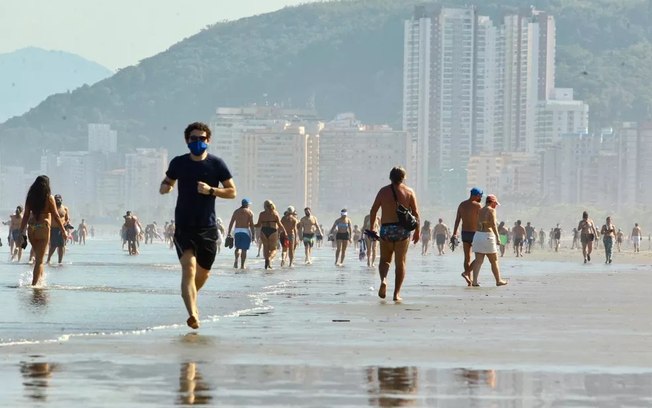 Praias de Santos lotam após flexibilização das restrições