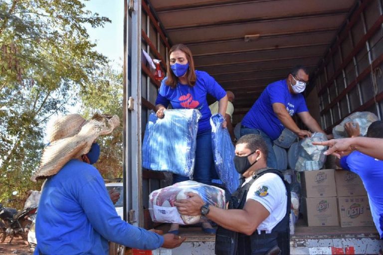 Catadores do Lixão de Cuiabá são beneficiados com cestas básicas e cobertores