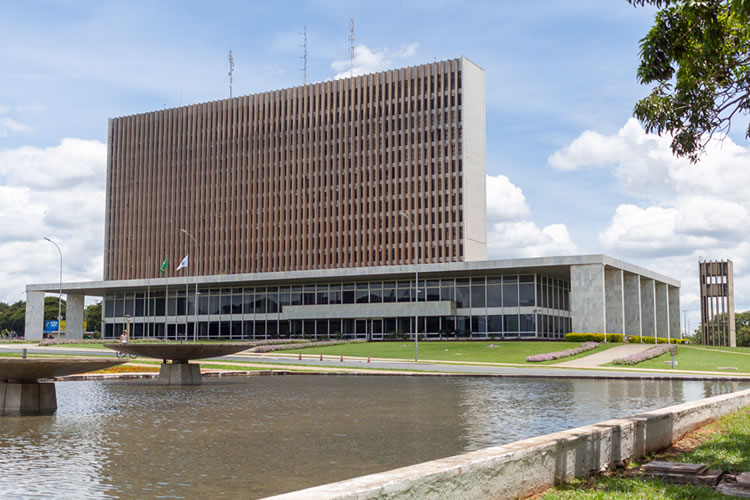 Agências oferecem 136 vagas nesta segunda (13)