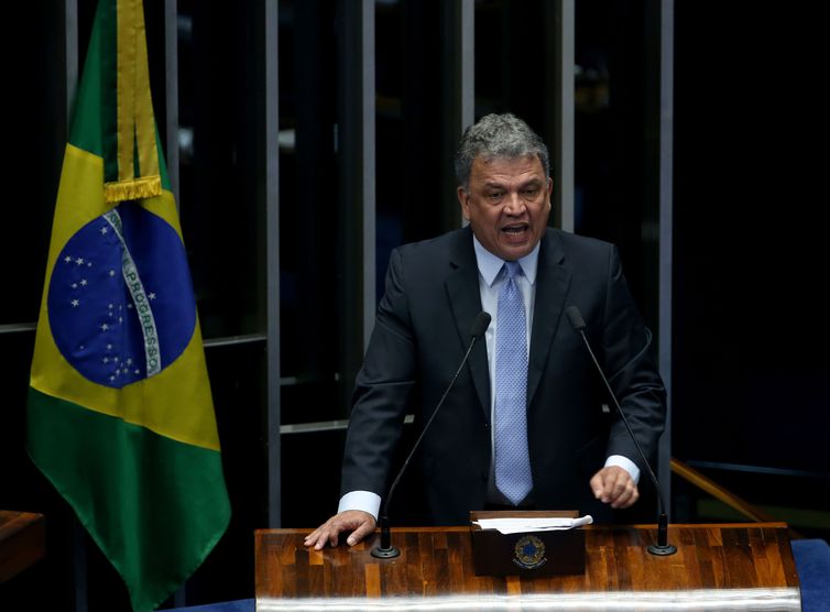 Senador Sérgio Petecão está com covid-19