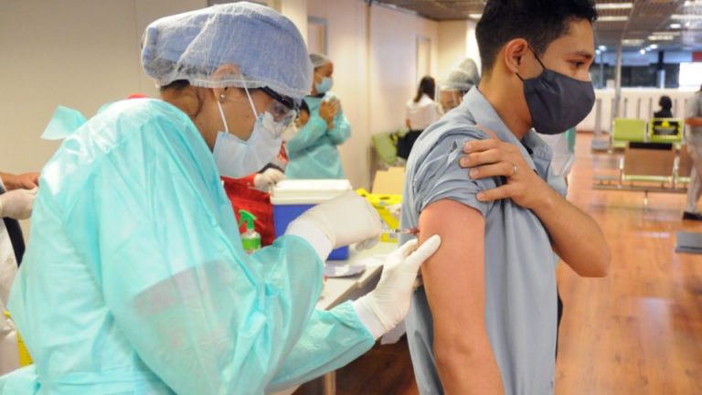 Saúde vacina trabalhador do Aeroporto JK contra gripe e sarampo 