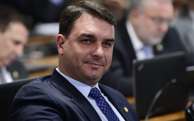 Defesa de Flávio Bolsonaro pede para STF arquivar ação sobre “rachadinha”