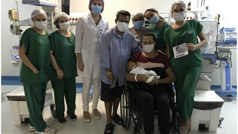 Mãe recuperada de Covid-19 vê bebê 43 dias após parto de emergência