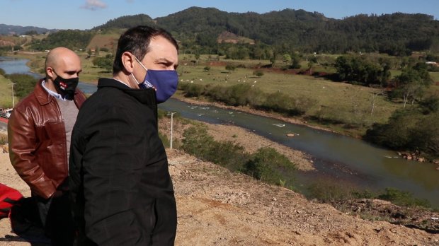 Governador Carlos Moisés inspeciona obras na Serra do Rio do Rastro
