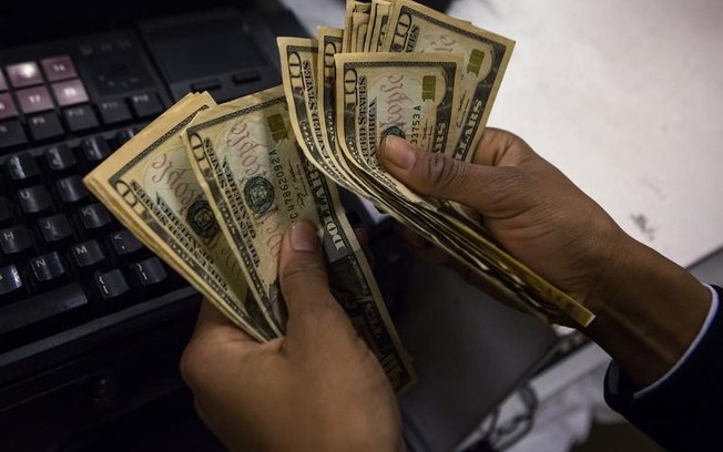 Dólar cai para R$ 5,348 e Bolsa fecha no maior nível em quatro meses