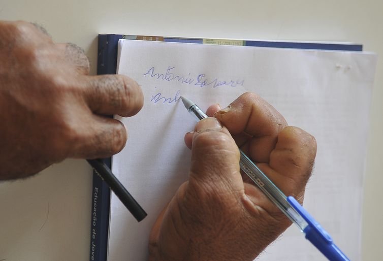 Taxa cai levemente, mas Brasil ainda tem 11 milhões de analfabetos