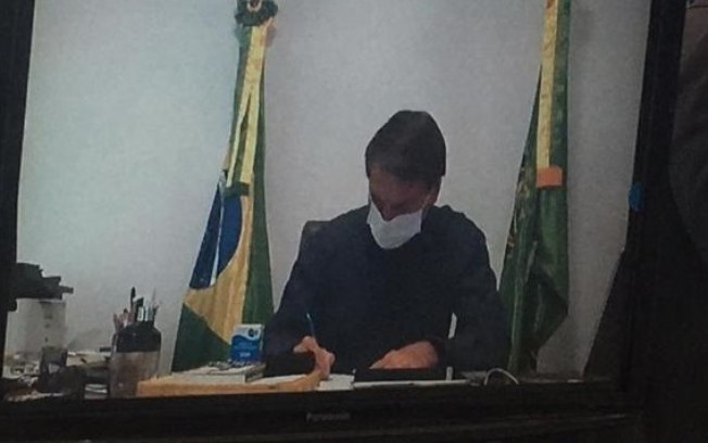 Bolsonaro divulga caixa de cloroquina durante assinatura do marco do saneamento