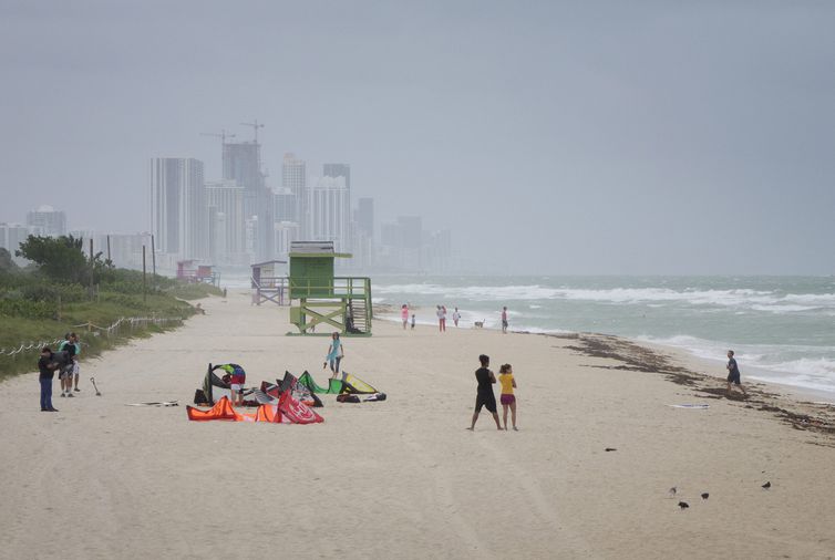 Covid-19: turistas fazem festas, mas moradores de Miami se isolam