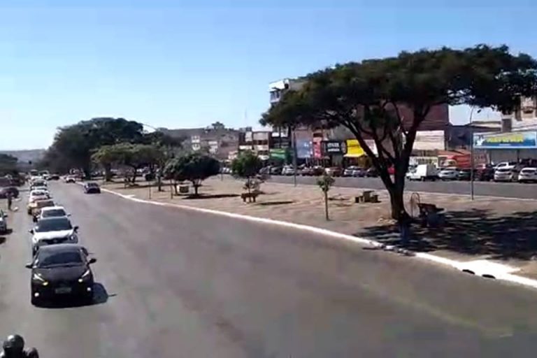 Comerciantes fizeram carreata nas ruas de Ceilândia para pedir a abertura do comércio