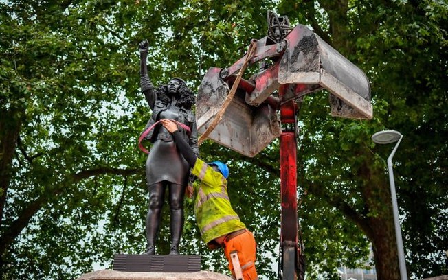 Governo remove estátua de ativista negra na Inglaterra