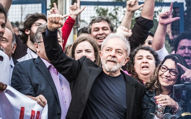 “Militares contribuem com erros do presidente”, diz Lula ao defender Mendes