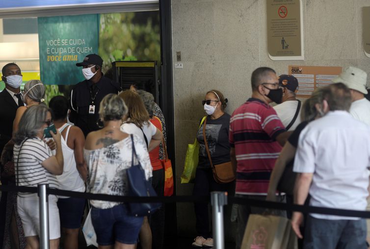 Aulas continuam suspensas, mas pontos turísticos reabrem no Rio