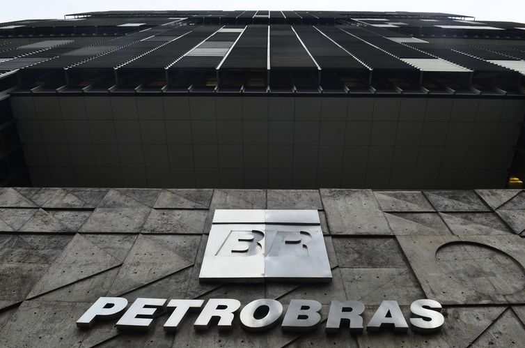 Petrobras reitera suspensão da venda de lote de gasolina de aviação
