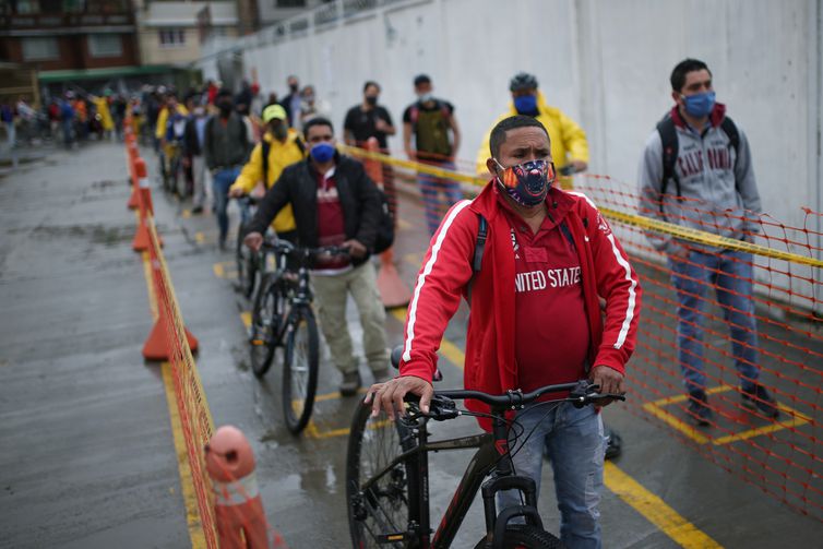 Com hospitais próximos do colapso, médicos de Bogotá pedem quarentena