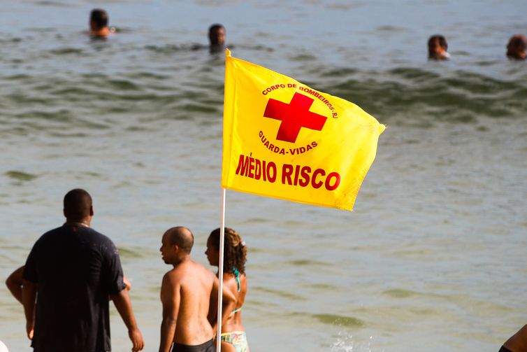 Vôlei e futebol estão liberados em dias úteis nas praias do Rio