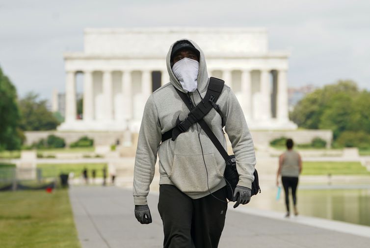 Mais estados norte-americanos decretam uso obrigatório de máscaras